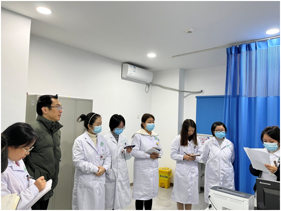 四川省民政康复医院门诊部组织开展部门第四季度院感及急救设备使用培训