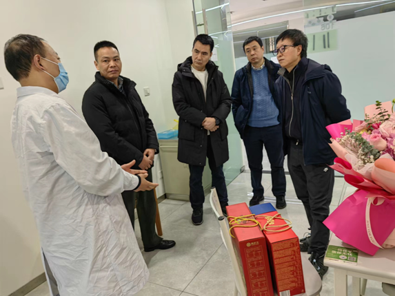 厅党组成员、副厅长卢攀登看望慰问省民政康复医院专家