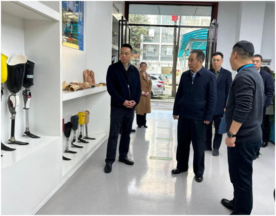 民政厅党组书记阿石拉比一行 到省康复辅具技术服务中心开展调研慰问