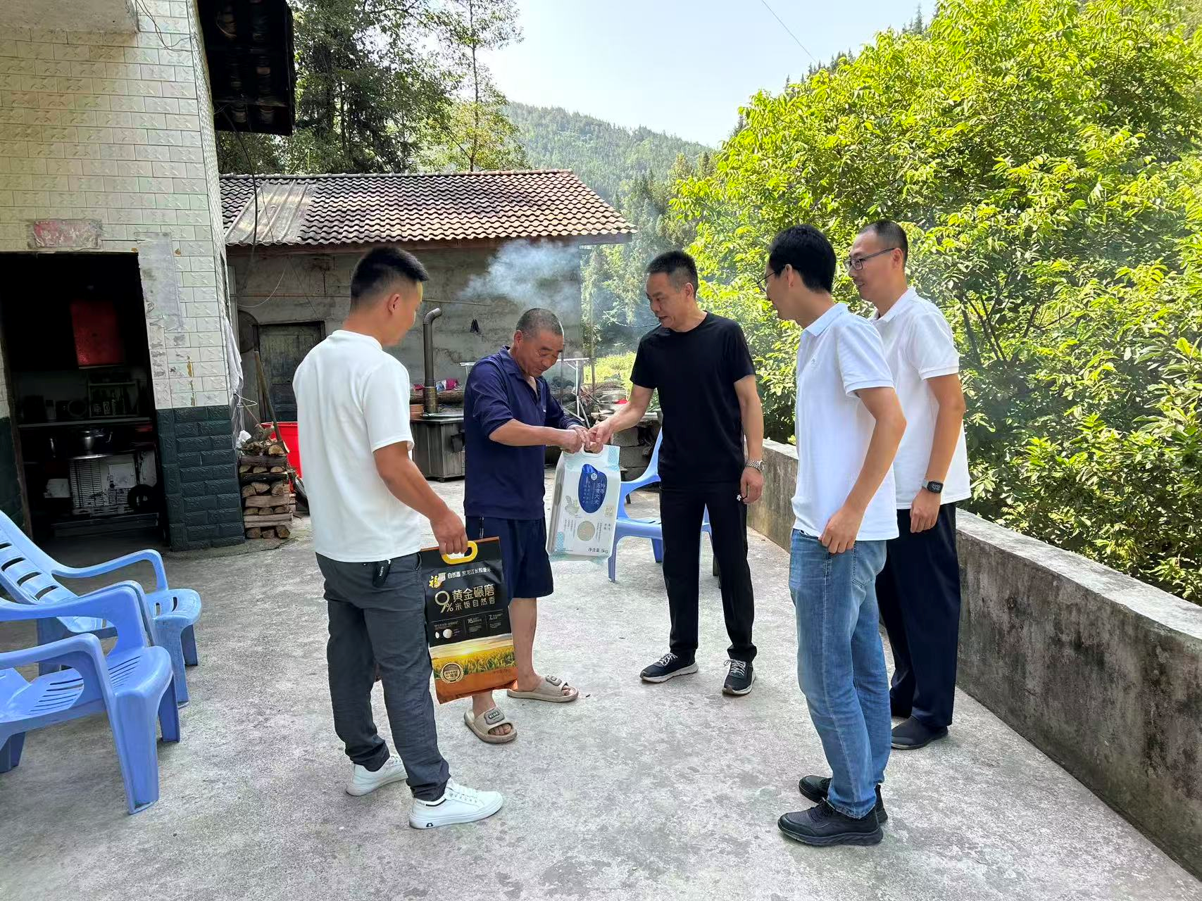 中心前往万源市开展结对共建
